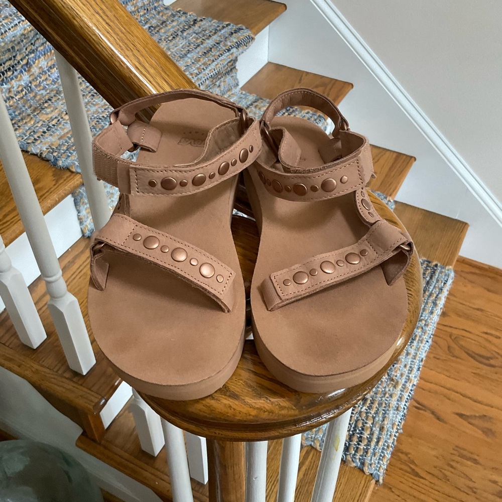 Teva mid form studded